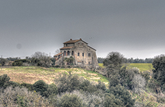 Il casale dei Settecamini visto da piazza Rocca