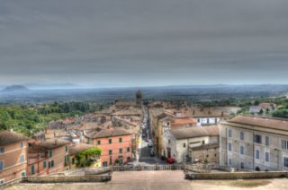 La vista di Caprarola dalla finestra della sala d'Ercole