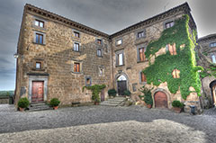 Il casale dei Settecamini visto da piazza Rocca