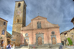 Scorcio della piazza