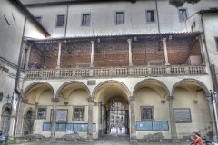 La loggia del palazzo dei Priori nel cortile interno