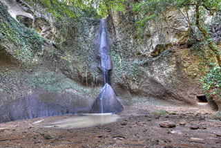 La cascata alla base del dirupo dove si trova l'eremo