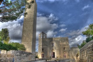 La facciata della chiesa con la torre