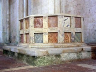 Il fonte battesimale in marmo policromo