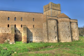 L'esterno della chiesa con l'abside