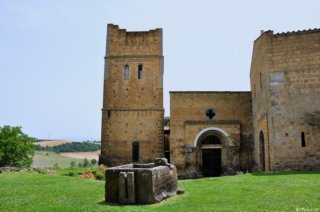 La facciata della chiesa