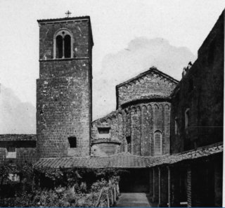 Il campanile e le tre absidi