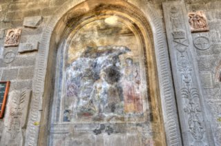 S. Gerolamo tra i santi Giovanni Battista e Lorenzo. Prima cappella sulla parete sinistra. inizi del XVI secolo. l’affresco raffigurante S. Gerolamo tra i santi Giovanni Battista e Lorenzo e donatore (il mercante Baptista Mariani. Opera attribuita a Antonio del Massaro detto il Pastura