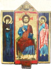 Sull’altare laterale � conservato il pregevole trittico su cuoio di scuola romana del XIII secolo con la raffigurazione del SS. Salvatore tra la Madonna e S. Giovanni. Sul retro compaiono, S. Michele Arcangelo nella tavola centrale e, su quelle laterali s. Paolo e s. Pietro