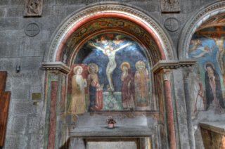Crocifissione con la Madonna, S. Giovanni, S. Barbara e S. Nicola e donatore, quest’ultimo inginocchiato ai piedi del Crocifisso porta una berretta ed � rivestito di un lungo robbone rosso con larghe bordature bianche che ne documenta l’appartenenza all’aristocrazia civile cittadina, sulla fascia inferiore del dipinto compaiono gli stemmi familiari – banda d’argento in campo rosso – e l’iscrizione con il nome del prestigioso personaggio: HIC REQUIESCIT D.NUS MONALDUS FORTIGUERRA DE VITERB.SUB A. D. MCCLXXXXIII M.AG. D. X. Scuola toscana fine XIII secolo