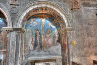 Crocifissione con la Madonna, s. Giovanni, s. Ambrogio che raccomanda un chierico inginocchiato. Prima cappella navata destra. Affresco (sec. XV) attribuito a Francesco D’Antonio Zacchi detto Il Balletta