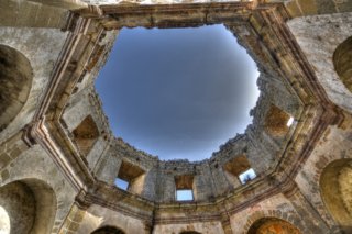 Il suggestivo soffitto rimasto a cielo aperto