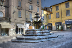 Scorcio della piazza