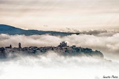 Orvieto emerge da una corona di nuvole