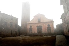 Civita di Bagnoregio, la nebbia avvolge la piazza e la chiesa