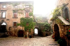 Civita di Bagnoregio, la nebbia si dirada dal borgo