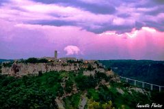 Civita di Bagnoregio, un lampo squarcia le nuvole sul borgo
