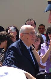 All'uscita il Presidente Napolitano � salutato dalla folla