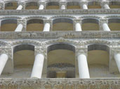 Le colonnine e i rilievi che caratterizzano la facciata del duomo