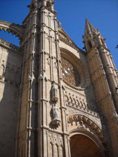 La facciata della cattedrale