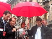 Baresi e Figo in Piazza del Duomo riparano dalla pioggia la Coppa dei campioni