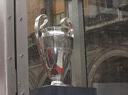 La Coppa della Champions League esposta a Piazza del Duomo