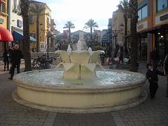Il fastoso ingresso dell'outlet di Valmontone
