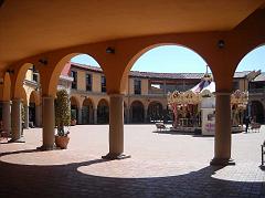 La plaza di Valdichiana vista dal porticato