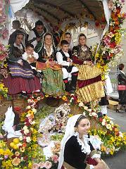 Costumi tradizionali dai colori vivaci, ghirlande di fiori e prodotti della terra, tutto in onore del Santo