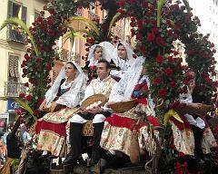 Magnifici archi di profumate rose rosse coronano il gruppo di devoti rivestiti di splendidi costumi