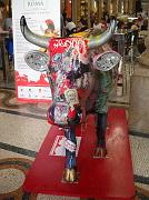 L'esposizione suscita curiosit� e interesse tra coloro che passeggiano in galleria