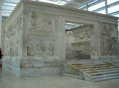 Un primo piano sull'insieme del monumento