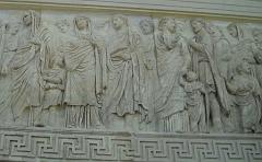 Nel fregio con il corteo dedicatorio sono raffigurati anche esponenti della famiglia di Augusto e lo stesso imperatore quale Pontefice Massimo