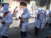 Questa'anno ci sono stati a Guardia oltre cento svenimenti per il caldo torrido, l'odore nauseante del vino sulle ferite e la forte emozione
