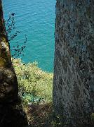 I ruderi dell'antica torre che si staglia sul lago.