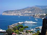 Sorrento � vivace punto di imbarco per la vicina Capri... il suo mare � costantemente solcato da aliscafi e traghetti