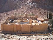 L'architettura fortificata del monastero, ai piedi del Monte Sinai
