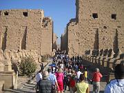 L'accesso al tempio di Karnak affollato di turisti