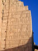Rilievi ed iscrizioni decorano gli edifici sacri