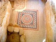 Lacerti di un pavimento musivo in uno degli edifici di Masada