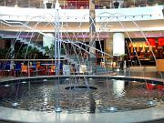 Coreografici giochi d'acqua, come in un giardino rinascimentale, ravvivano la 'peschiera' del centro commerciale 'Campania'
