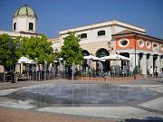 Cupolini maiolicati, portici,coreografiche fontane e zone relax, tutto � rigorosamente curato all'outlet 'La Reggia' a Marcianise