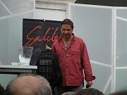 Il Presidente della giuria Mario Tozzi presenta al pubblico lo 'zainetto fotovoltaico', munito di mini-celle solari