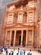 'El Khasneh al Faroun' ovvero il 'Tesoro del faraone' � il fantasioso nome attribuito al pi� bel monumento di Petra