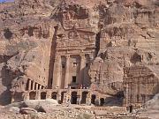 La 'Tomba dell'Urna',  una tra le pi� belle tombe reali di Petra. Fu trasfomata nel 447 in cattedrale