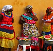 Le coloratissime 'palanquere' offrono la loro frutta ai turisti