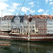 Dal Nyhavn, il canale pi� famoso di Copenaghen, partono le gite in barca sui canali alla scoperta della citt�