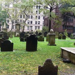 Piccolo cimitero urbano nel cuore di Manhattan