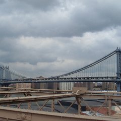 Il Manhattan Bridge, collega  Lower Manhattan con Brooklyn e affianca il ben pi� famoso Ponte di Brooklyn