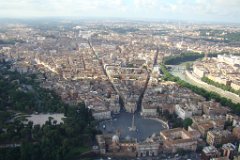 Le tre direttrici che confluiscono nella piazza, via di Ripetta, via del Corso e via del Babuino